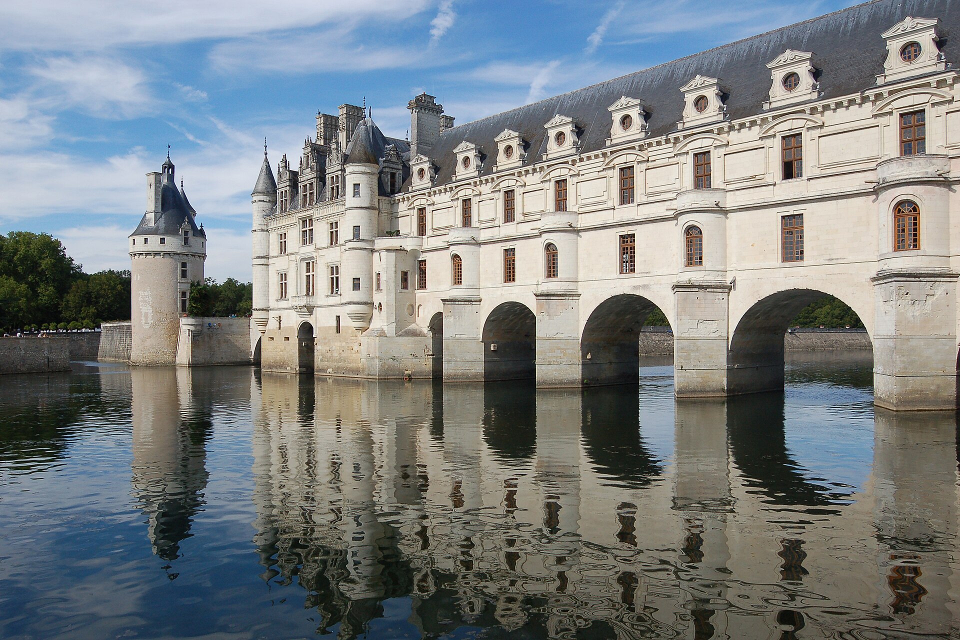 Château de Chenonceau spanning the Cher river, Loire Valley